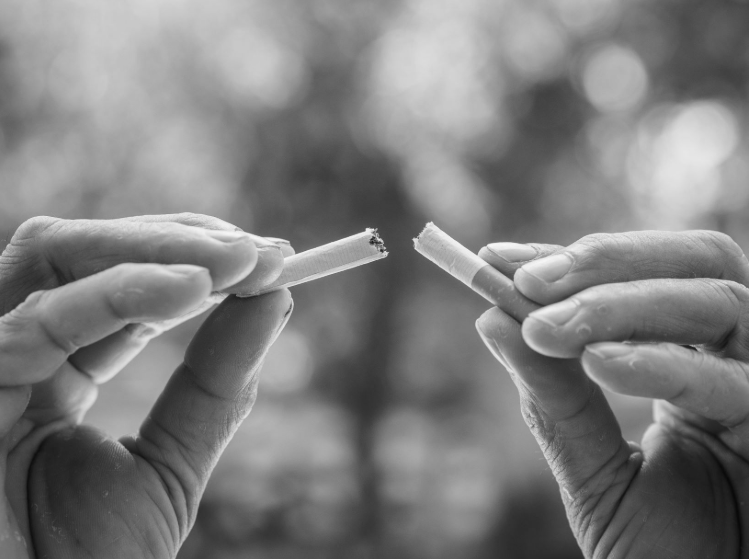 "บุหรี่" ภัยเงียบใกล้ตัว! ร่วมหยุดวงจรโรคร้ายและคืนลมหายใจสะอาดให้สังคม แพทย์เตือนสูบบุหรี่เสี่ยงโรคมะเร็งและหัวใจพุ่งสูง พบยอดผู้เสียชีวิตเพิ่มขึ้นต่อเนื่อง วอนนักสูบตระหนักถึงพิษภัย "ควันมือสอง"